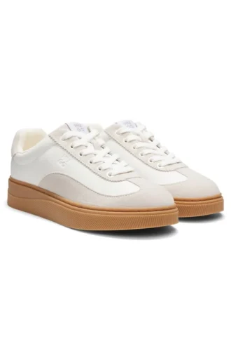 Sneakers med mocka-detaljer och låg profil