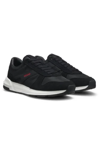 Sneakers med mocka-detaljer och logotyp