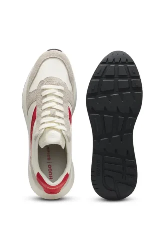 Sneakers med mocka-detaljer och logotyp