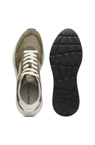 Sneakers med mocka-detaljer och logotyp