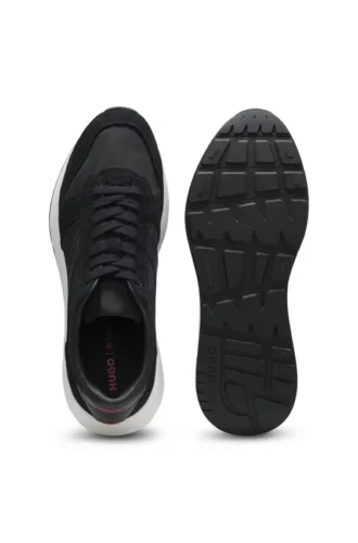 Sneakers med mocka-detaljer och logotyp