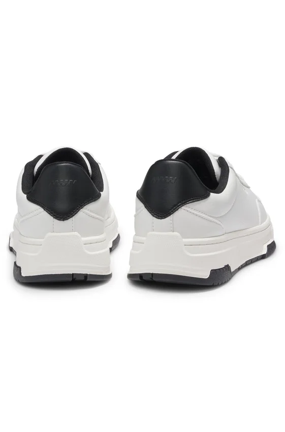 Sneakers med sicksack-sömmar i konstläder Sneakers med sicksack-sömmar i konstläder