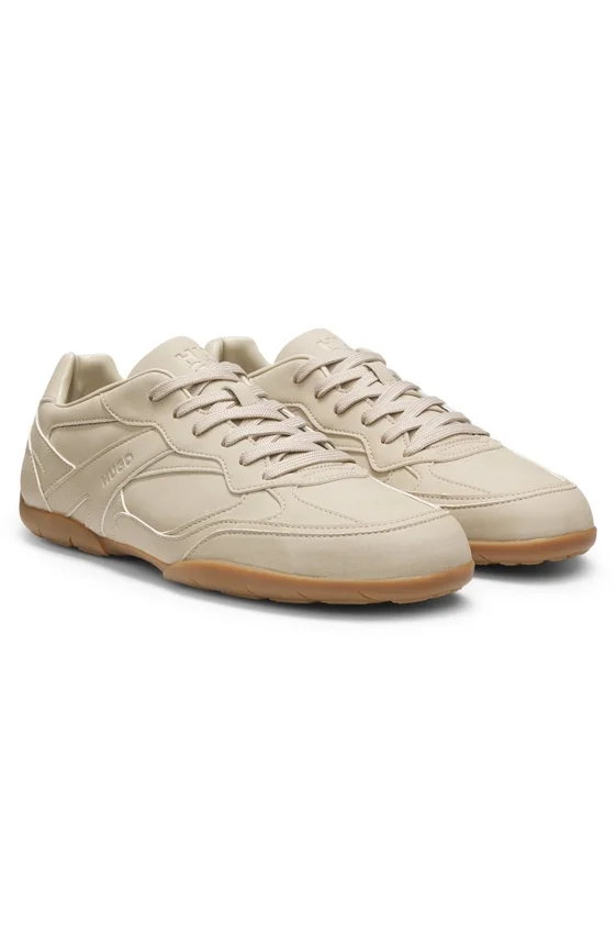 Sneakers med staplade logotyper i konstläder Sneakers med staplade logotyper i konstläder
