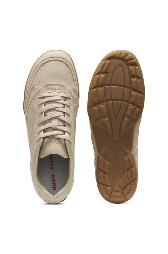 Sneakers med staplade logotyper i konstläder Sneakers med staplade logotyper i konstläder