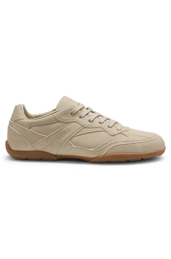 Sneakers med staplade logotyper i konstläder Sneakers med staplade logotyper i konstläder