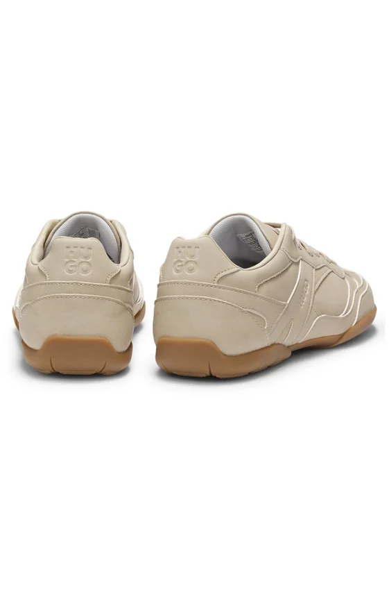 Sneakers med staplade logotyper i konstläder Sneakers med staplade logotyper i konstläder
