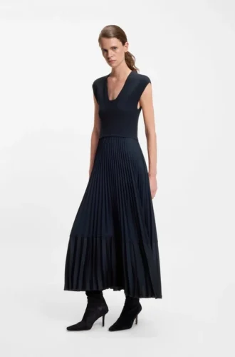 Stickad klänning med plisserad kjoldel