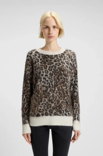 Stickad tröja med leopardmönster