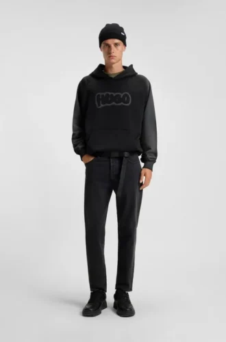 Svarta jeans med avsmalnande passform i denim med kornad effekt