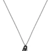 Svartpläterat halsband med läderetikett och metallkedja Svartpläterat halsband med läderetikett och metallkedja