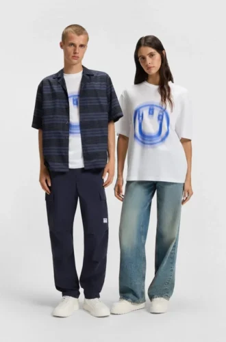 T-shirt för alla kön med suddat logo