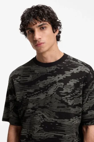 T-shirt i bomull med kamouflagejacquard