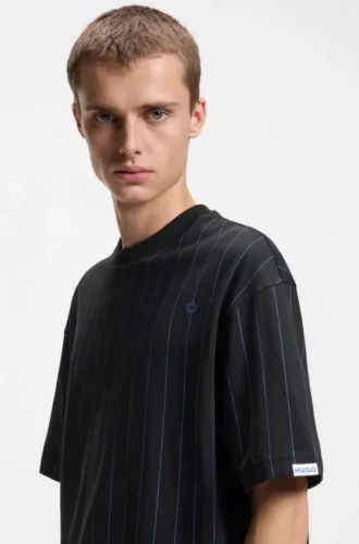 T-shirt i bomullsjersey med Happy HUGO-motiv och rand