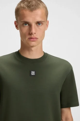 T-shirt i interlock-bomull med metallplatta med staplat logo