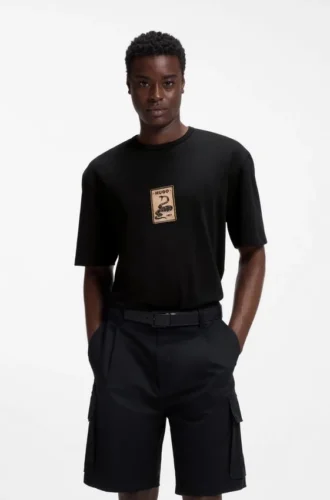 T-shirt med broderad emblem i bomullsfrotté