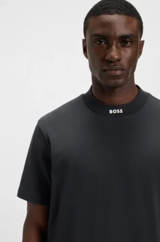 T-shirt med logotyp på kragen i stretchbomull
