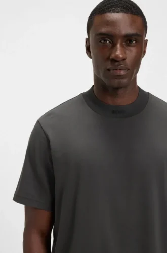 T-shirt med logotyp på kragen i stretchbomull
