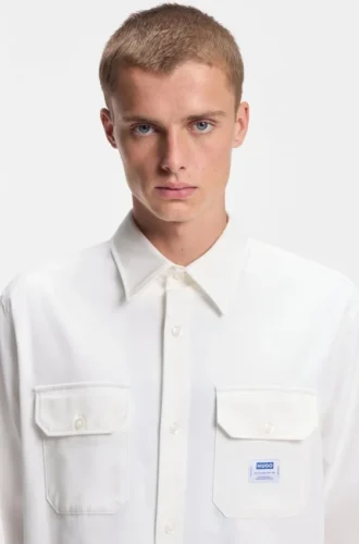 T-shirt med logotypetikett i bomullstwill