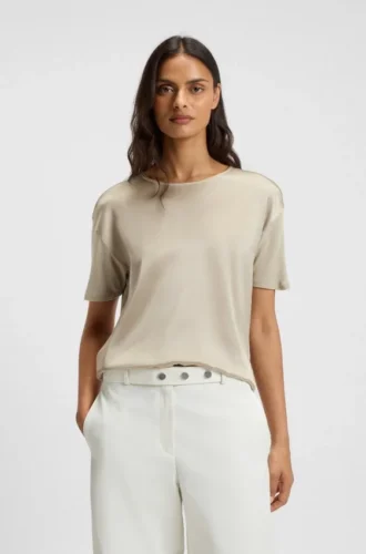T-shirt med normal passform och stretch-silke fram