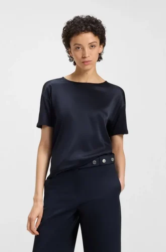 T-shirt med normal passform och stretch-silke fram