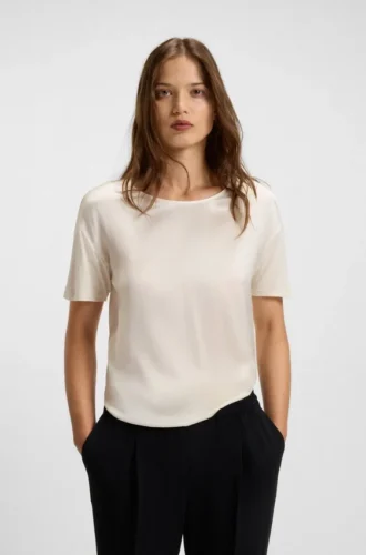 T-shirt med normal passform och stretch-silke fram