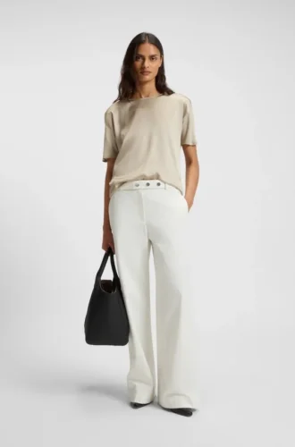 T-shirt med normal passform och stretch-silke fram