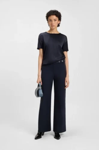 T-shirt med normal passform och stretch-silke fram