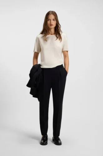 T-shirt med normal passform och stretch-silke fram