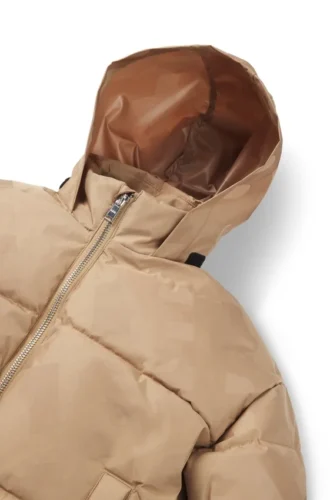 Vadderad jacka för barn med monogram över hela plagget