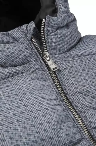 Vadderad jacka för barn med rutmönster och monogram över hela plagget