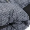 Vadderad jacka för barn med rutmönster och monogram över hela plagget