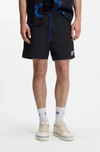 Vattenavvisande shorts med flagglogotyp