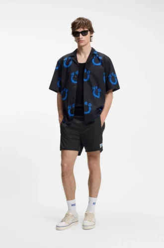 Vattenavvisande shorts med flagglogotyp