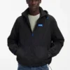 Vindjacka med logotyp-patch och vattenavvisande yta