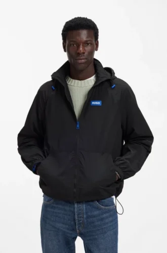Vindjacka med logotyp-patch och vattenavvisande yta